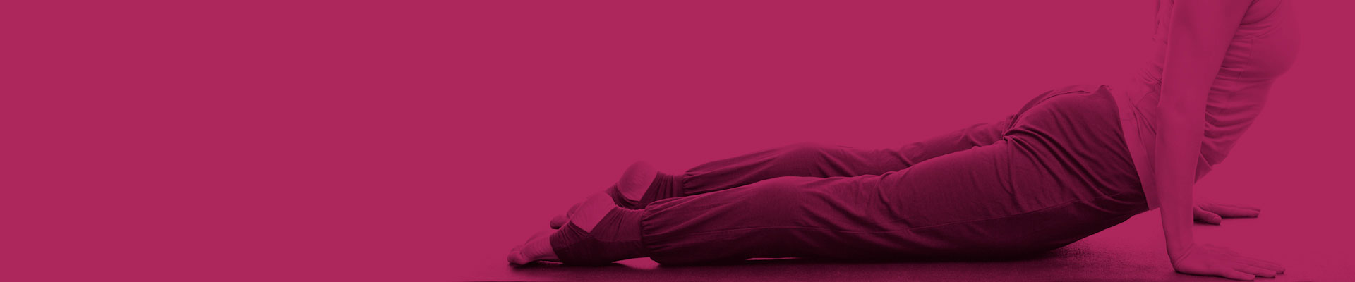 Postura de ioga en to magenta