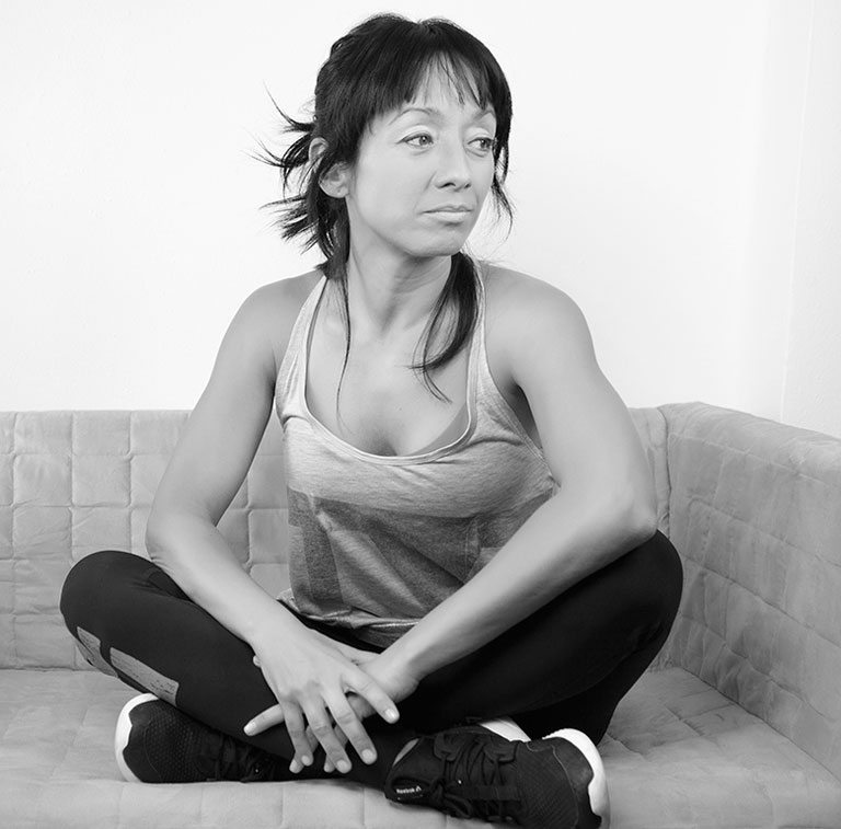 Silvia Wang asseguda, retrat en blanc i negre